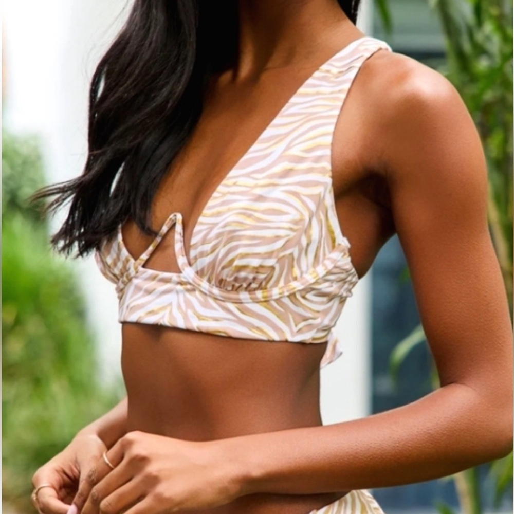 NWT Beach Bunny Hudson High Apex Underwire  Bikini Top Size Small
